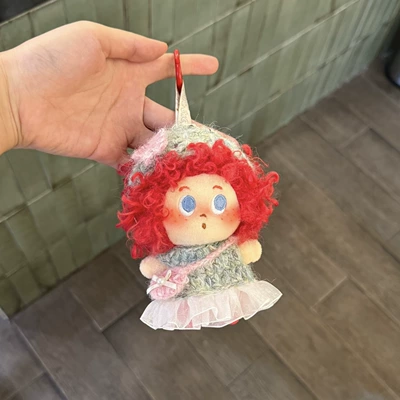 Pluş açarlıqlar – Pendant with Freckles Keychain - gray-knitted-yarn-skirt-red-explosion-pendant