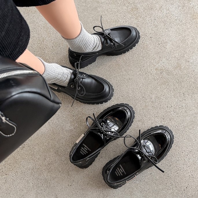 Giày loafer nữ đế dày mũi tròn buộc dây da bò — Đen (bóng)