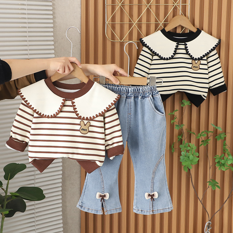 Conjunto de dos piezas sudadera a rayas con cuello tipo doll y jeans – primavera 2025, versátil.