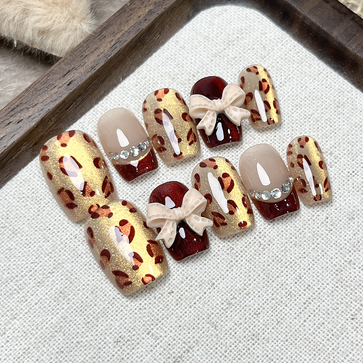 Otoño y invierno usar una red de uñas rojas de alto rendimiento blanqueante 10 piezas de impresión de leopardo marrón ojo de gato manicura falsa desmontable