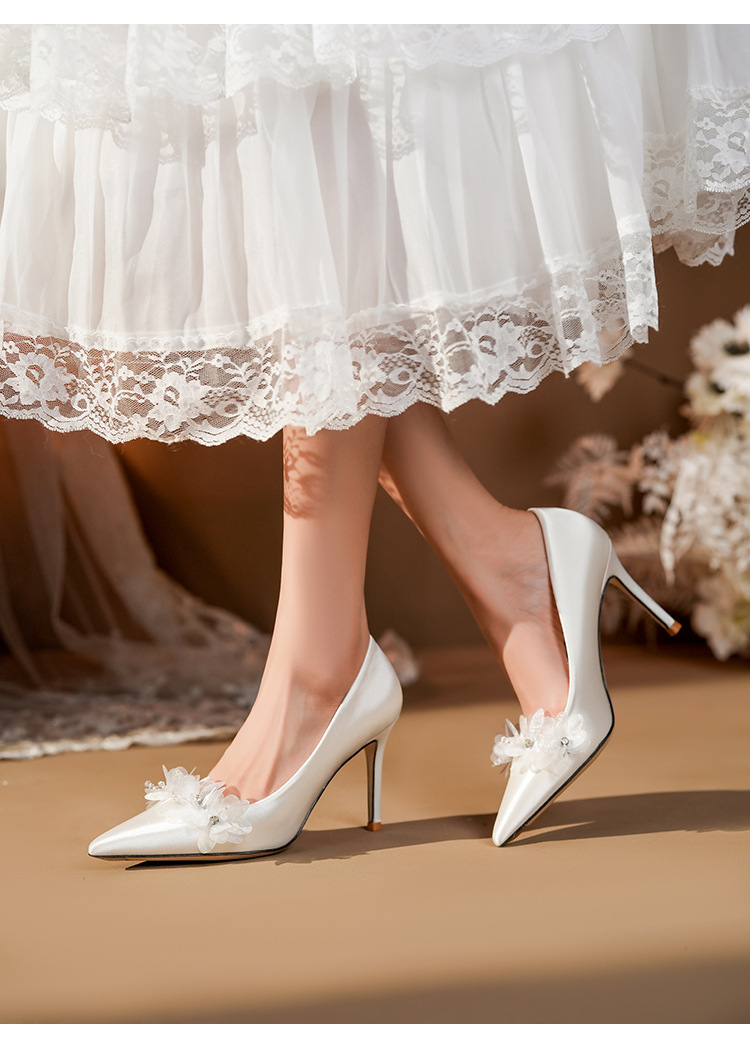 Witte satijnen stiletto bruidsschoenen met applicatie voor dames_voghion.com