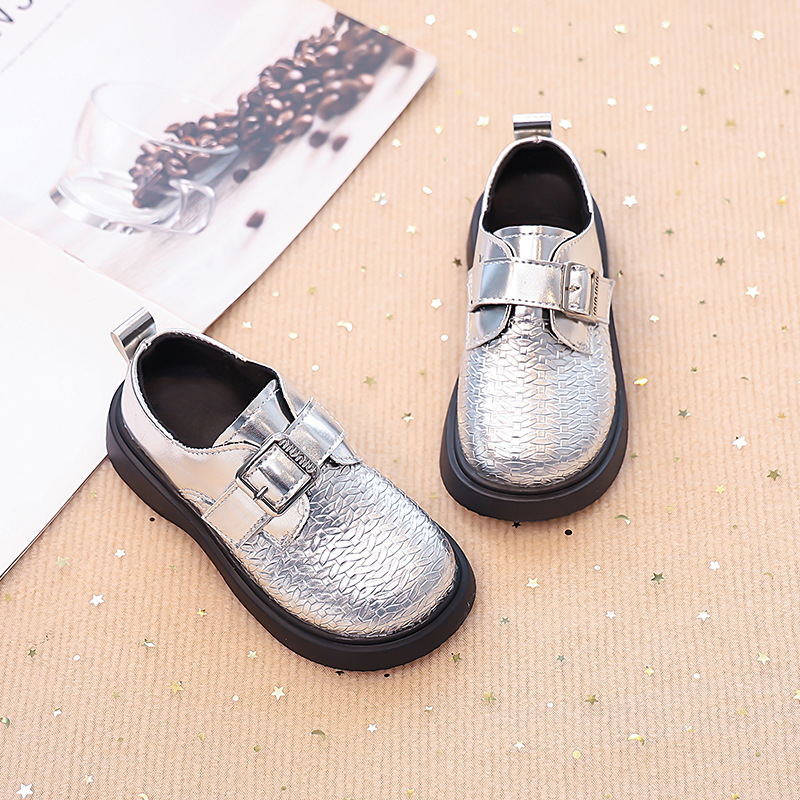 Zapatos de cuero para niñas 2025 primavera y otoño nuevos zapatos de estilo de princesa de moda con suela suave negra estilo británico zapatos de moda