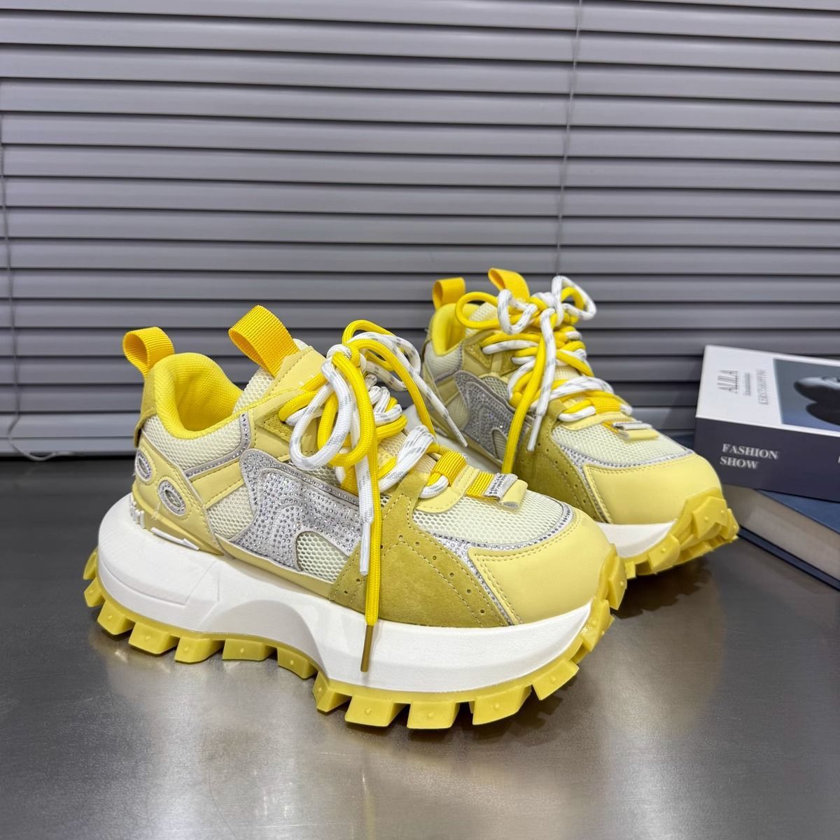 Zapatos blancos de suela gruesa para mujer 2025 verano nuevo estilo malla transpirable moda todo-fósforo ligero realce deportes y zapatillas de deporte de ocio