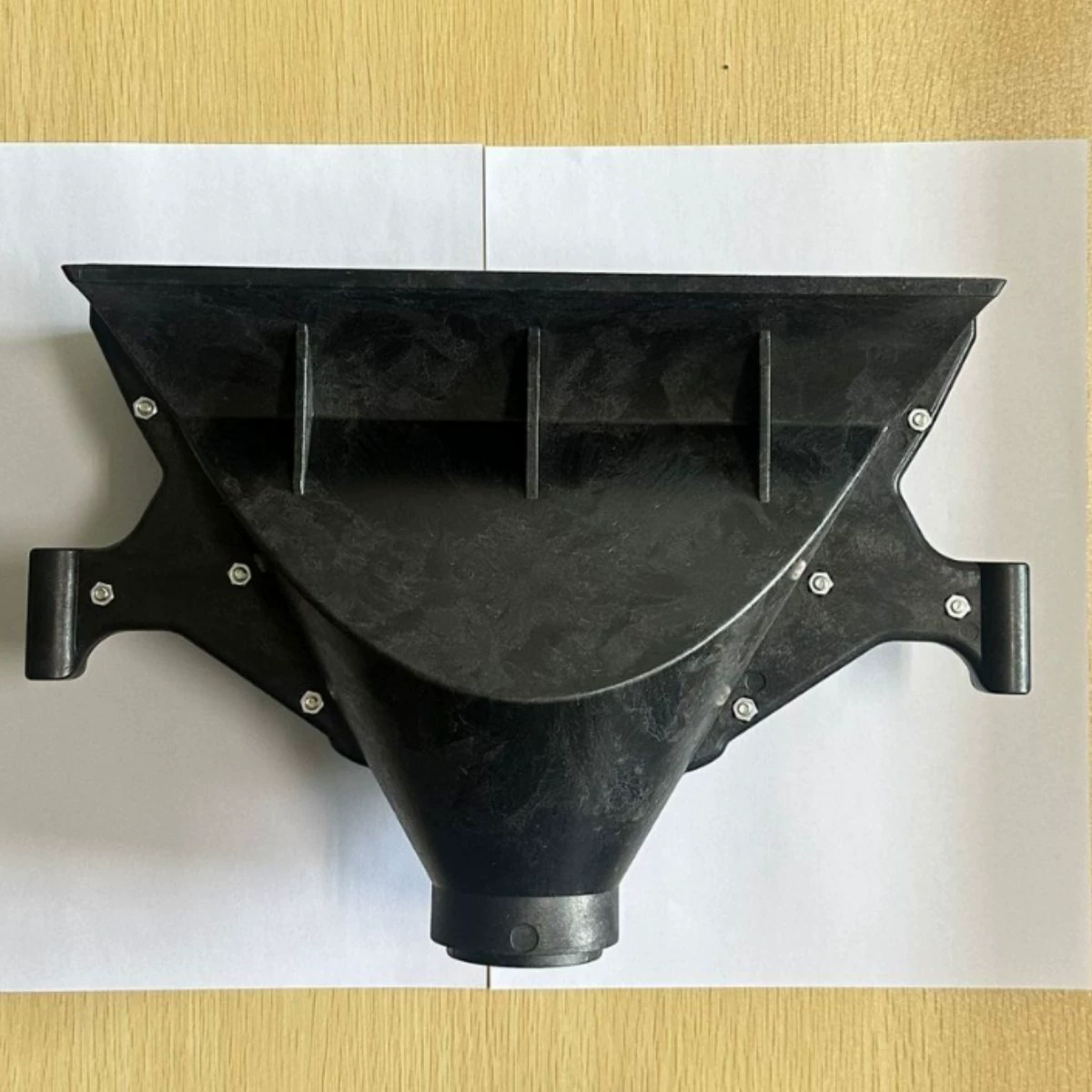 Производители поставляют сценические аудиоаксессуары, пластиковые рупорные рупоры, длина 285, ширина 105, высота 208 мм.