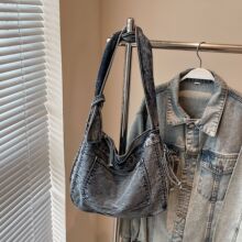 新款2025单肩包斜挎包大容量饺子包简约布包休闲复古水洗牛仔包