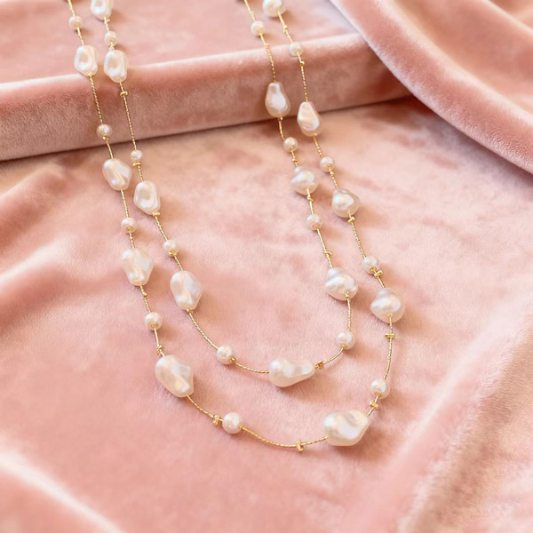 Fashionable long elegant necklace from pearl