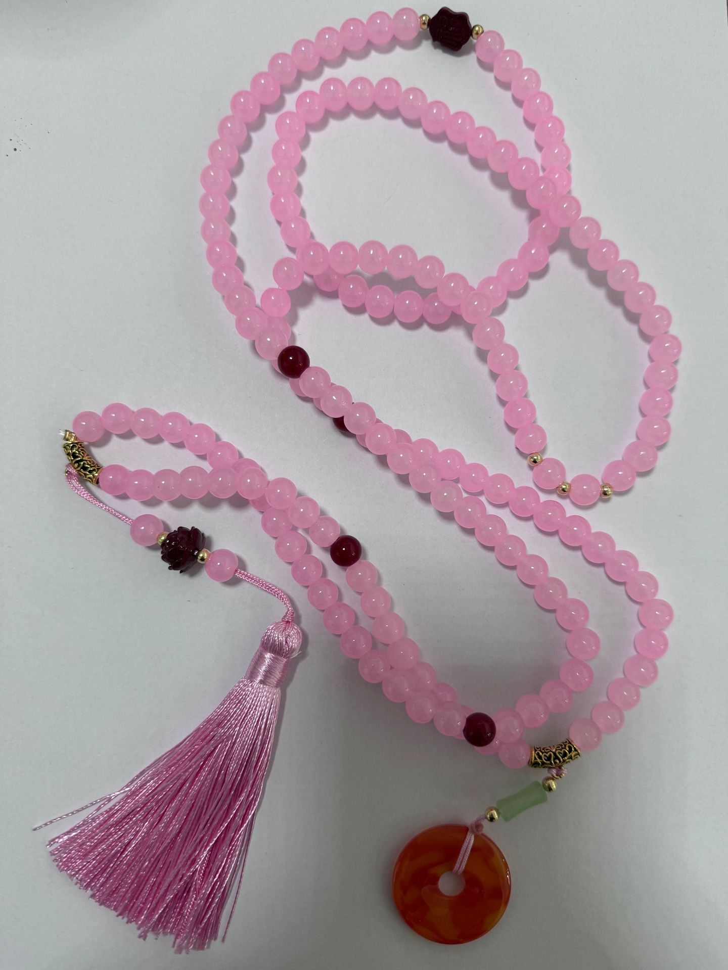 Collar colgante inclinado rosa arena