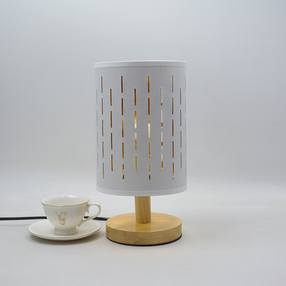 [Xianfan] nueva pantalla hueca lámpara de mesa de madera maciza post-moderno estilo europeo sala de estar comedor dormitorio decoración pequeña lámpara de mesa