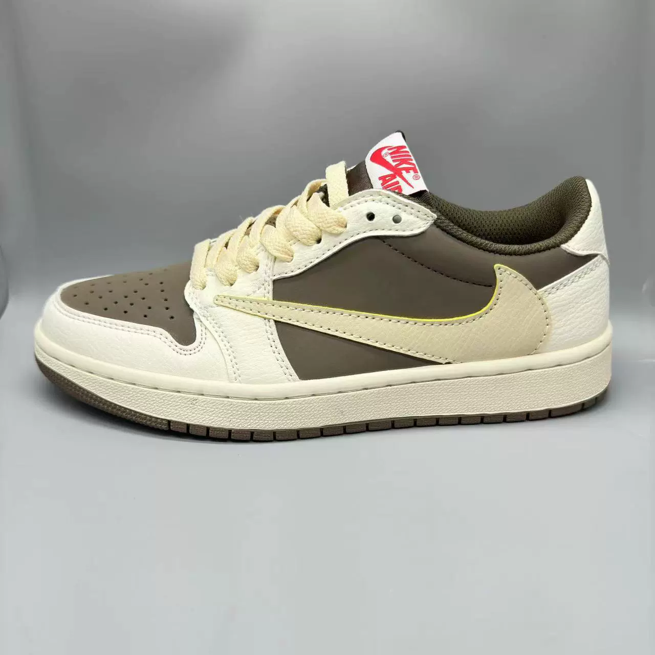Кроссовки AIR aj1 с низким верхом, цвет "барб" в цвете "Северная Каролина", сине-серо-бело-дымчато-серо-черные.