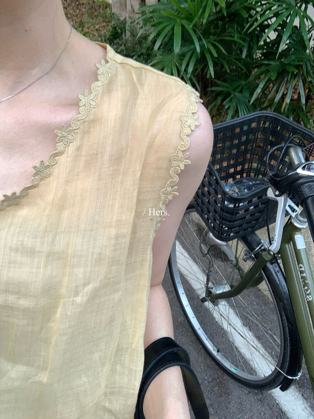 Áo hai dây nữ cổ V phối ren móc họa tiết, chất liệu linen mát mẻ, phong cách Hàn Quốc — màu hồng, màu vàng, màu mơ, màu kaki chi tiết 27