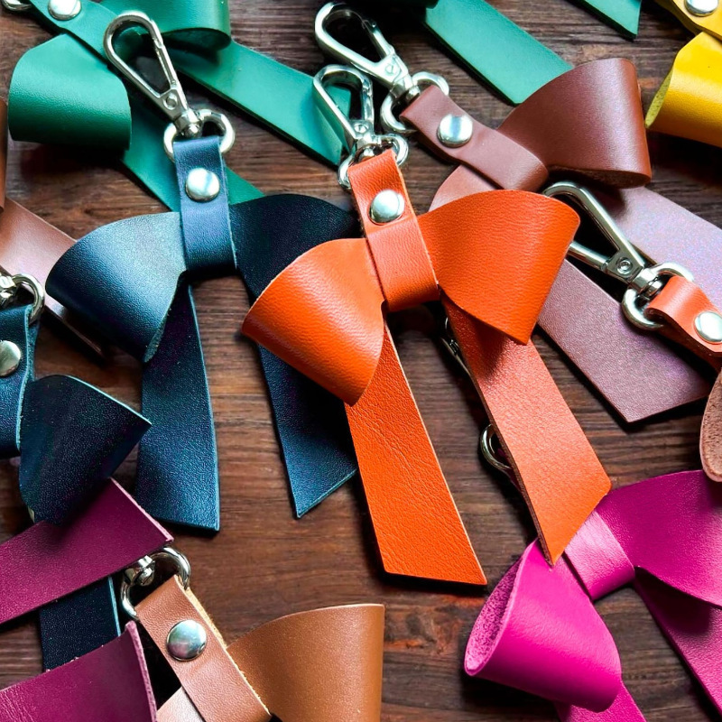 Cross-border in stock Napa Bow Keychain Girl's Bag Bow Hanging Carved Logo Jewelry Hanging Buckle