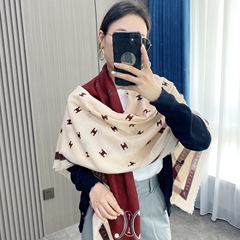 春夏の気質のファッション的なアルファベットのプリントの大きい方のタオルは柔らかくて快適で暖かいです。