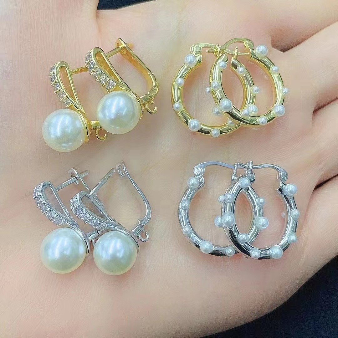 Fashion Solid Color Copper Plating Inlay Artificial Pearls Zircon Hoop Earrings 1 Pair display picture 1