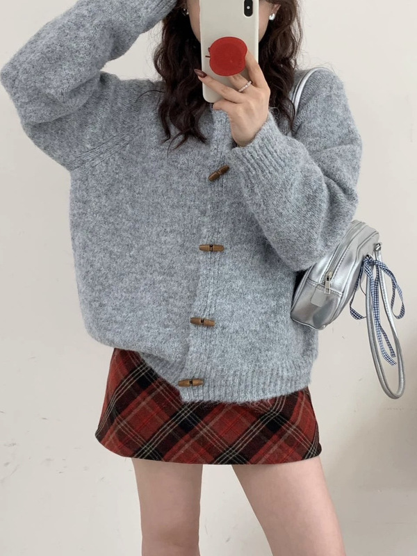 艾蜜朵学院风牛角扣软糯舒适韩系宽松慵懒风毛衣外套针织开衫女|undefined