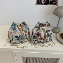 2025秋季新款个性休闲流行单肩包包民族风斜挎抽绳水桶包包女复古