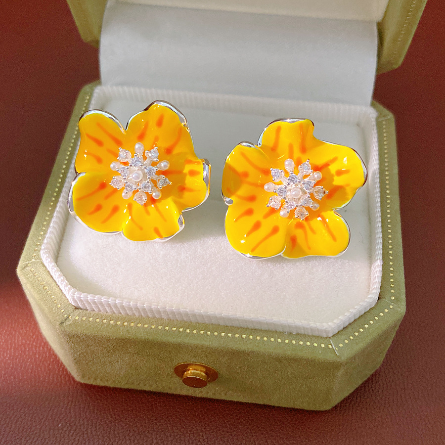 Agujas de plata goteando aceite flor de zircon perlas perlas frescas dulces aretes de viento pastoral ligero lujo alta sensación auriculares al por mayor