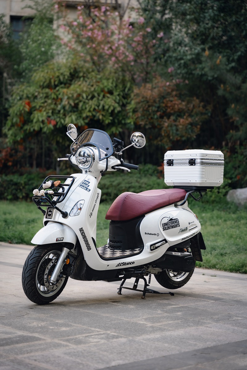 Suitable for Honda motorcycle tail box, retro trunk, scooter cargo box, helmet box, modification accessories, color box