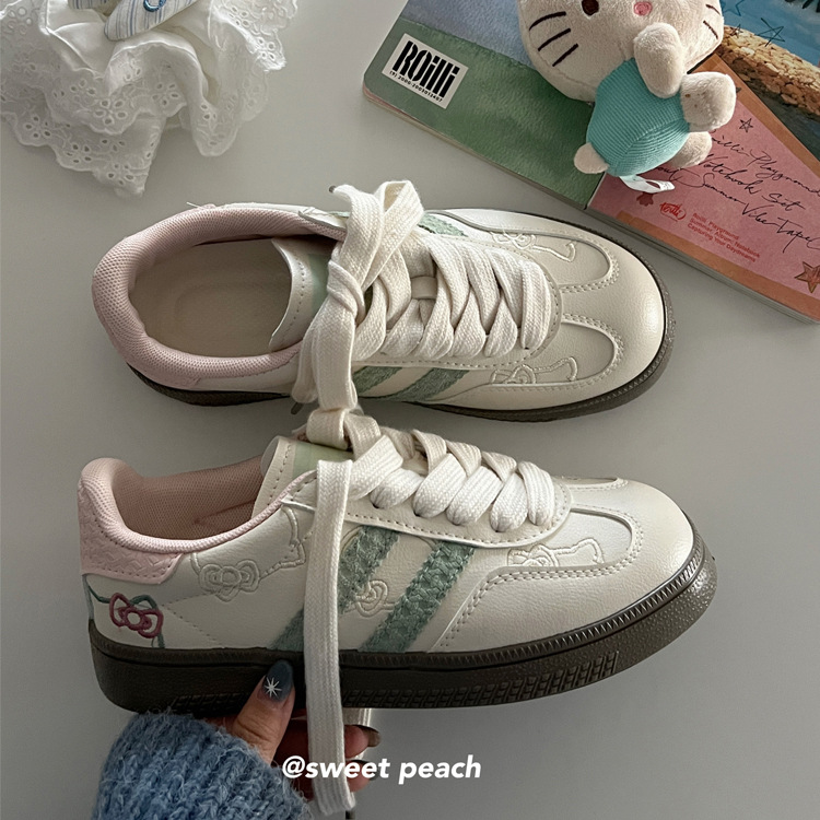 Zapatos de skate para mujeres, 2025 nuevo primavera y otoño zapatos deportivos de suela gruesa pequeños zapatos blancos de arco lindos zapatos de entrenamiento moral para mujeres