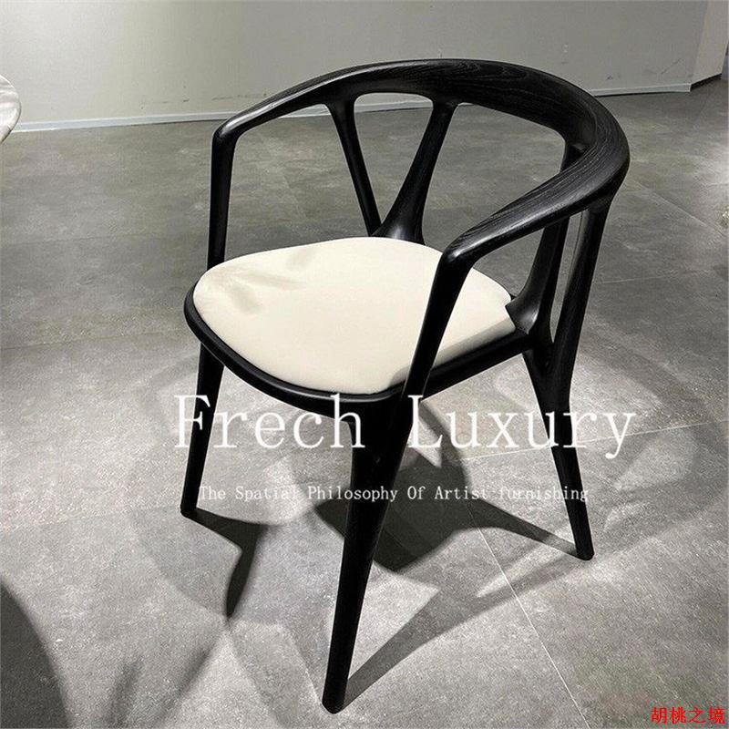 Diseñador minimalista italiano retro silla de comedor de madera maciza moderna minimalista artística creativa mesa de té de madera de cera blanca silla maestro