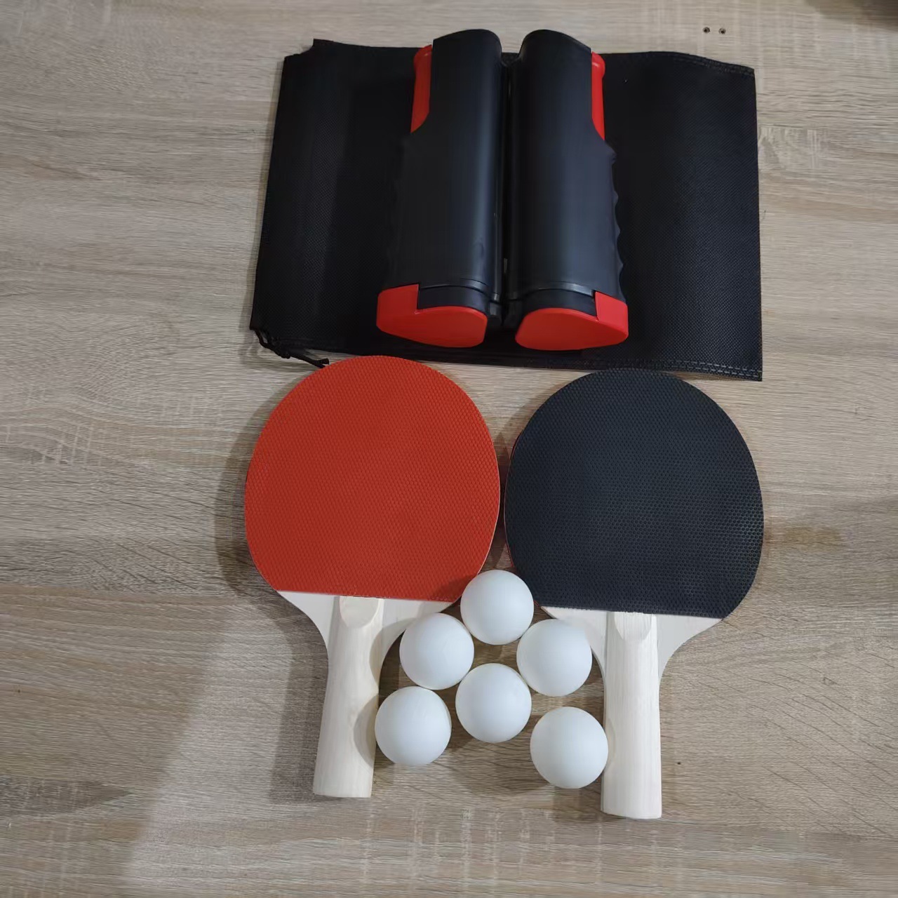 빨간색과 검은색 그리드 + 흰색 탁구공 6개 + 순수 목재 라켓 2개 + 보관 가방