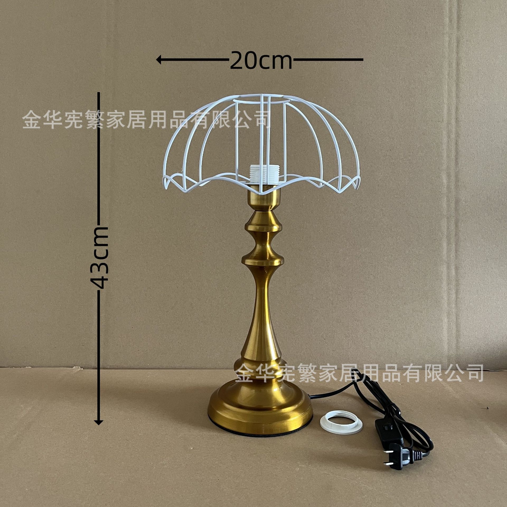 Xiaohongshu recomienda la combinación de marco de hierro con base de metal grande de cobre antiguo dorado E27 con lámpara de mesa retro casera de bricolaje