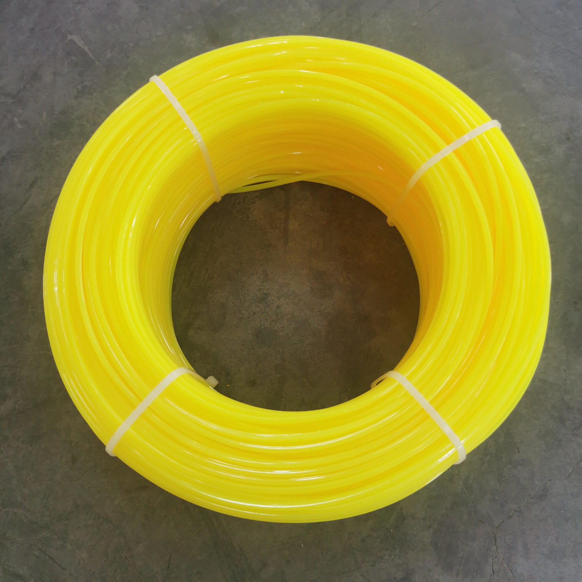 厂家直销 供应尼龙打草绳 割草机配件 2.4mm*1kg 方形 荧光黄