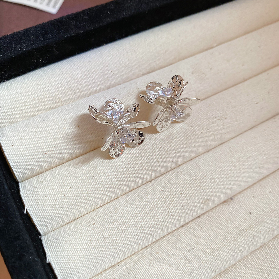 Pendientes de flor de circonita con aguja de plata Pendientes de temperamento de personalidad exquisita retro Pendientes de lujo ligero de alta gama Diseño de nicho