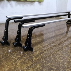 車の屋根の両側の巻き枠の雨溝の荷物棚は荷物棚の車のアクセサリーの荷物棚を調節できます。