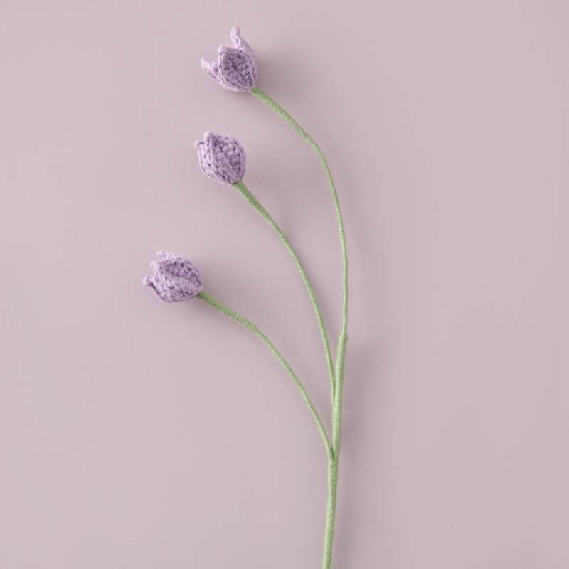 手作りのかぎ針編みのかわいい4つの小さな開花した完成品の小さな妖精の花の枝は、先生、恋人、親友に贈られ、幸福を意味します。|undefined