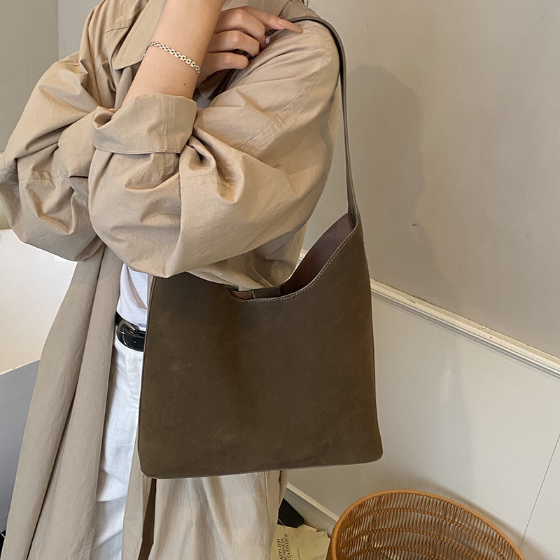 Bolsas de mano retro transfronterizas de mujer texturas bolsas de cubo de agua mujeres otoño y invierno 2025 nuevo mochila esmerizada bolsas de brazo de viaje