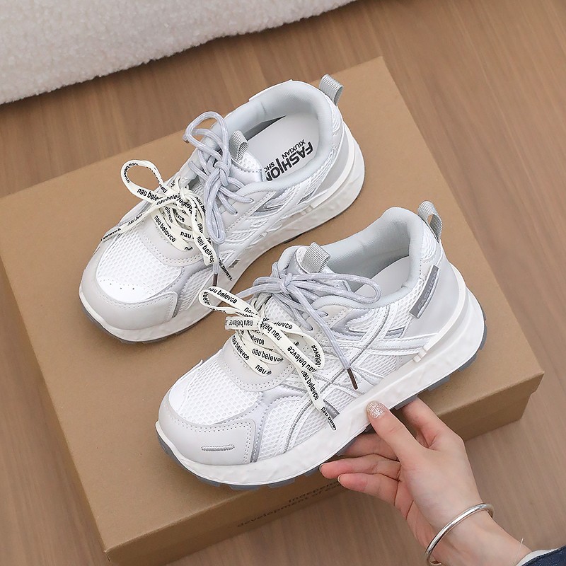 Zapatos de entrenamiento transpirables retrógrados de malla para mujeres primavera y verano de 2026 nuevos zapatos casuales de altura de suela pequeña