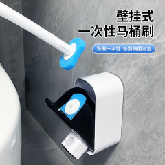 使い捨てで清潔な綿の便器のブラシを持っています。