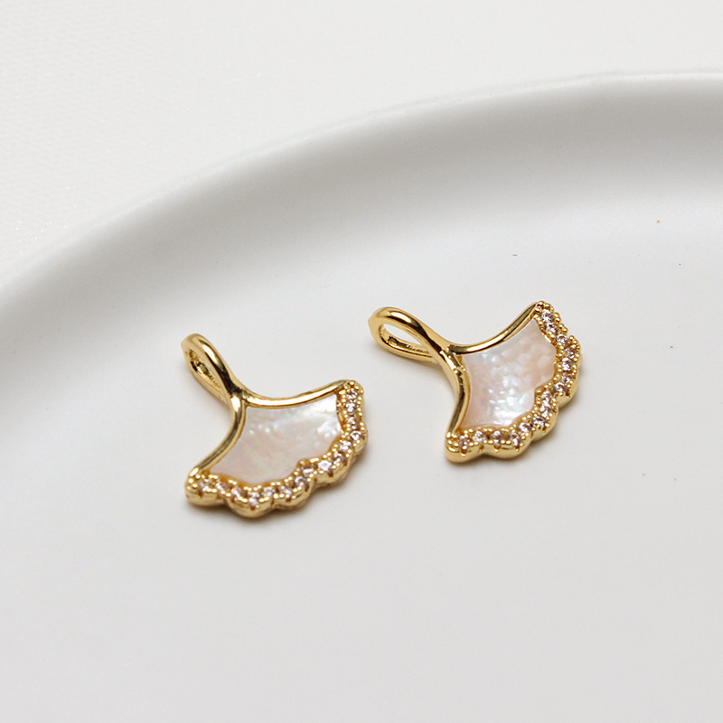 Micro-inlaid zircon fritillary copper plated real gold pendant ginkgo leaf pendant bracelet necklace diy jewelry accessories wholesale Micro-inlaid zircon fritillary copper plated real gold pendant ginkgo leaf pendant bracelet necklace diy jewelry accessories wholesale