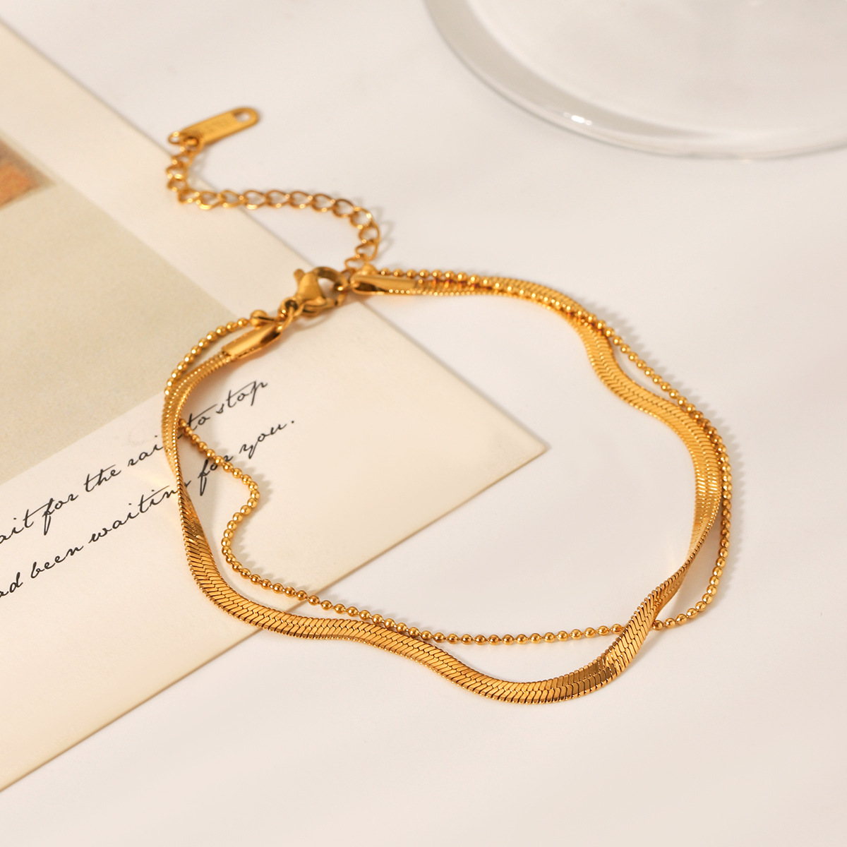 Hilo de acero inoxidable chapado en oro 18 quilates transfronterizos europeos y americanos cadena de serpiente plana cadena de cuentas doble decoración de pie ins joyería de acero de titanio de lujo ligero