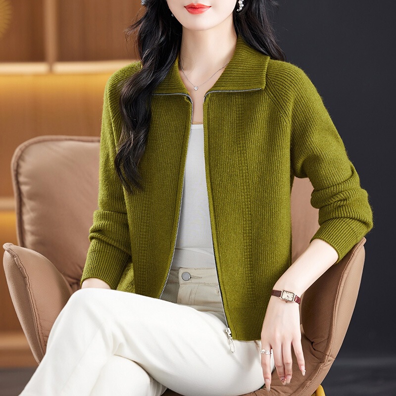 Branded woolen cardigan for women, zip-up outerwear, new autumn and winter style, short loose-fitting thick sweater jacket with a turn-down collar Branded woolen cardigan for women, zip-up outerwear, new autumn and winter style, short loose-fitting thick sweater jacket with a turn-down collar