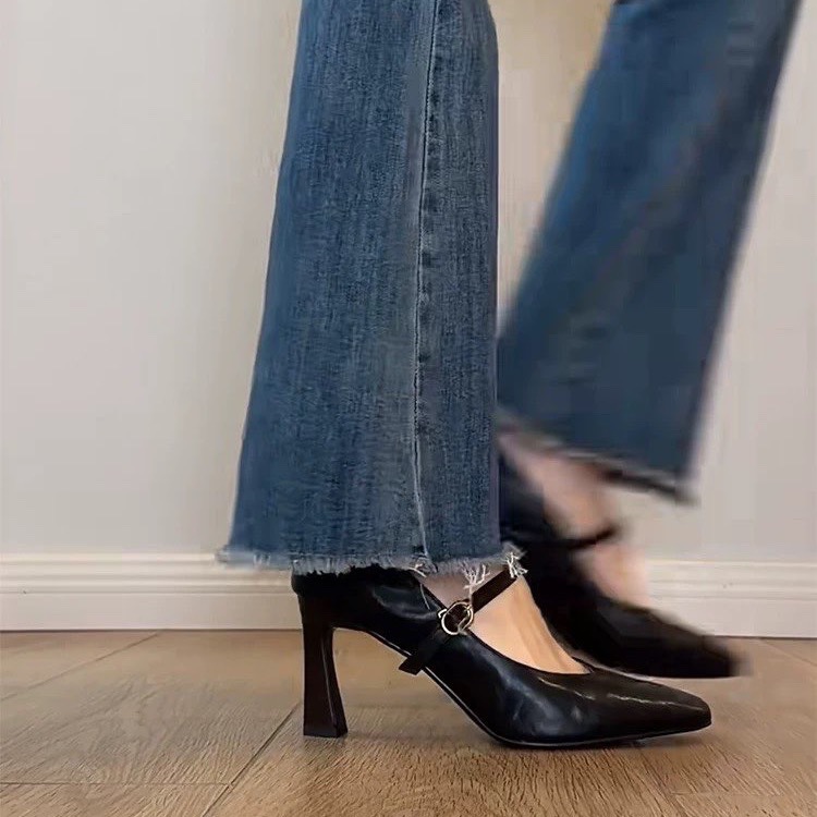 Retro minimalistic high heels