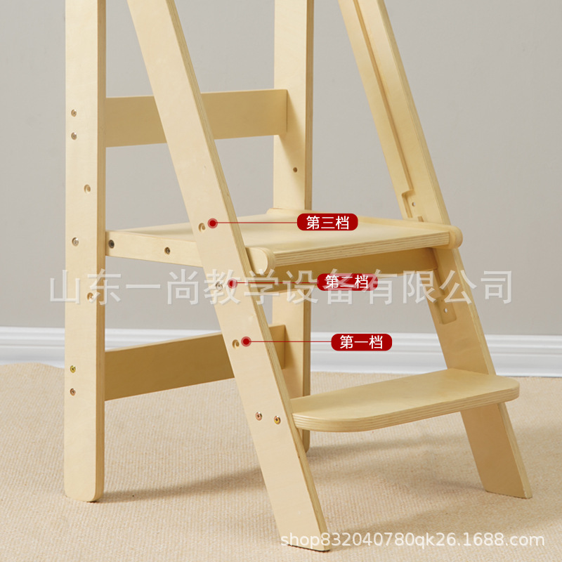 子供の手を洗う腰掛けの赤ちゃんの足は腰掛けを踏みます。