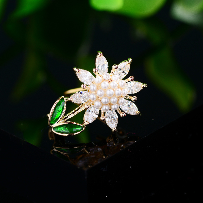 Fashionable creative elegant cute brooch pearl with zircon