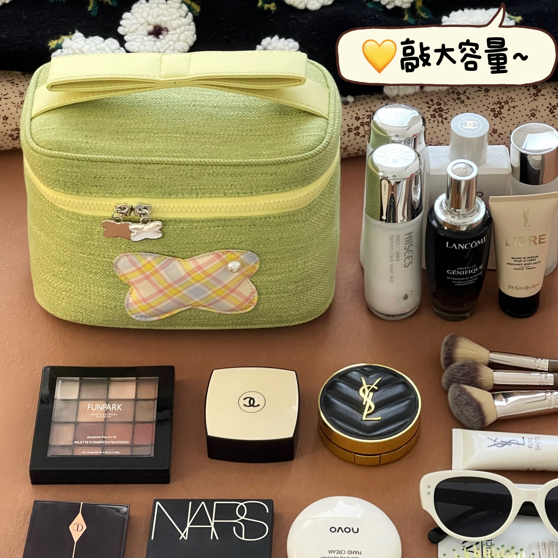 Bolsa de maquillaje portátil de gran capacidad 2025 nuevo lindo bolso de almacenamiento de arco de alta calidad bolso de lavado de viaje