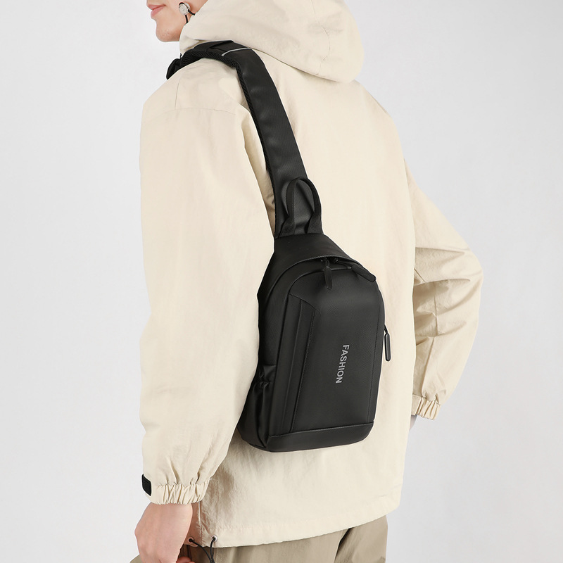 Bolso de pecho multifuncional para hombres, gran capacidad simple y ligera, película de envoltura de hombro, ocio, multifuncional, mochila de viaje al por mayor.