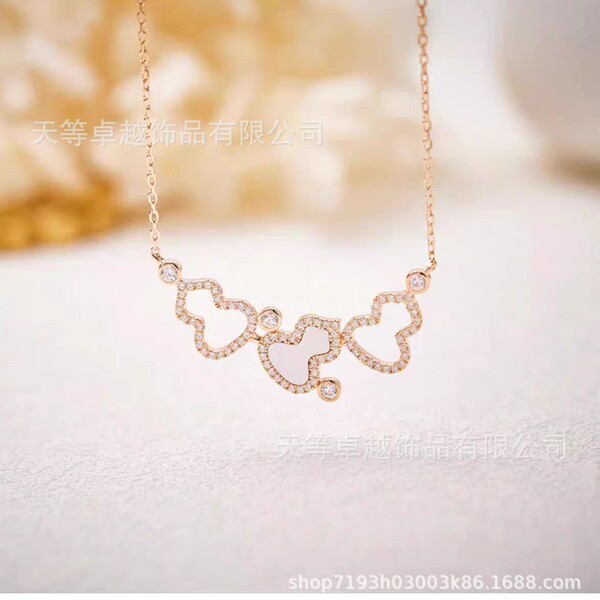 Necklace with zircon