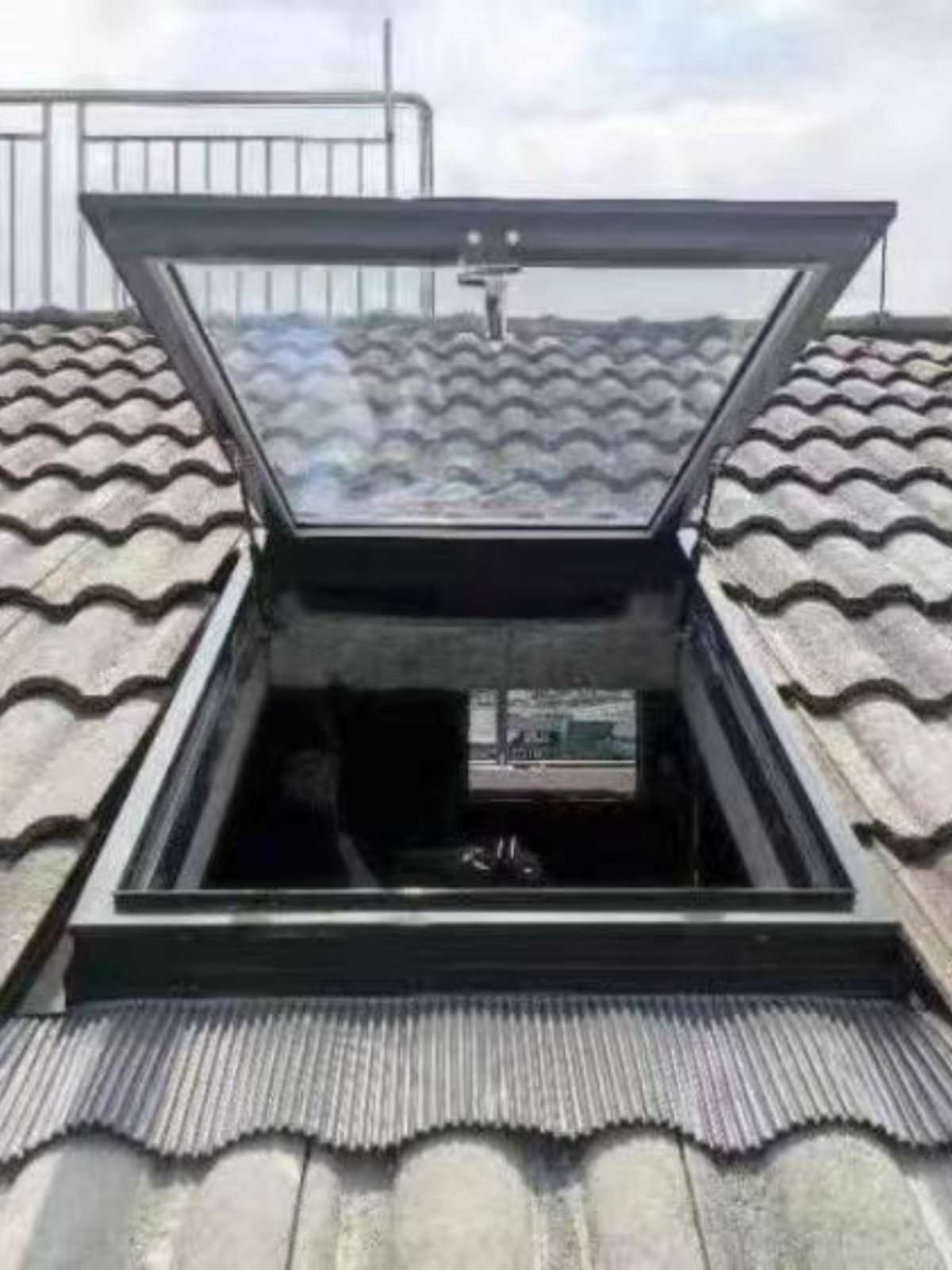 天台瓦片屋顶硫璃瓦加厚阁楼窗户斜顶伸缩式一整套总成手动天窗