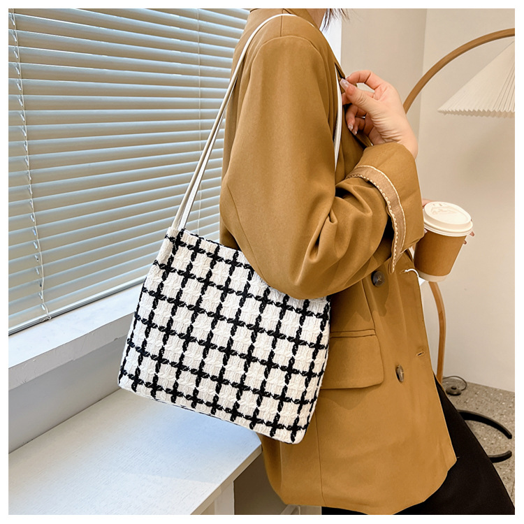 This year's popular bags are versatile for women. The 2023 new tweed bucket single-shoulder bag exudes a sense of sophistication and is a student commuting tote bag undefined