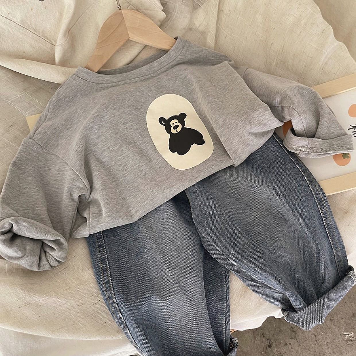Ropa infantil de primavera y otoño 2023 nueva camiseta de manga larga con cuello redondo de dibujos animados casual estilo coreano para hombres y mujeres camisa de fondo de algodón para bebés