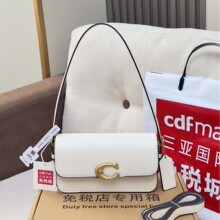 2025C���¿�r�к��s����Ҹ�·��w����Ƥ��Ʒ�|���gб������Ů��