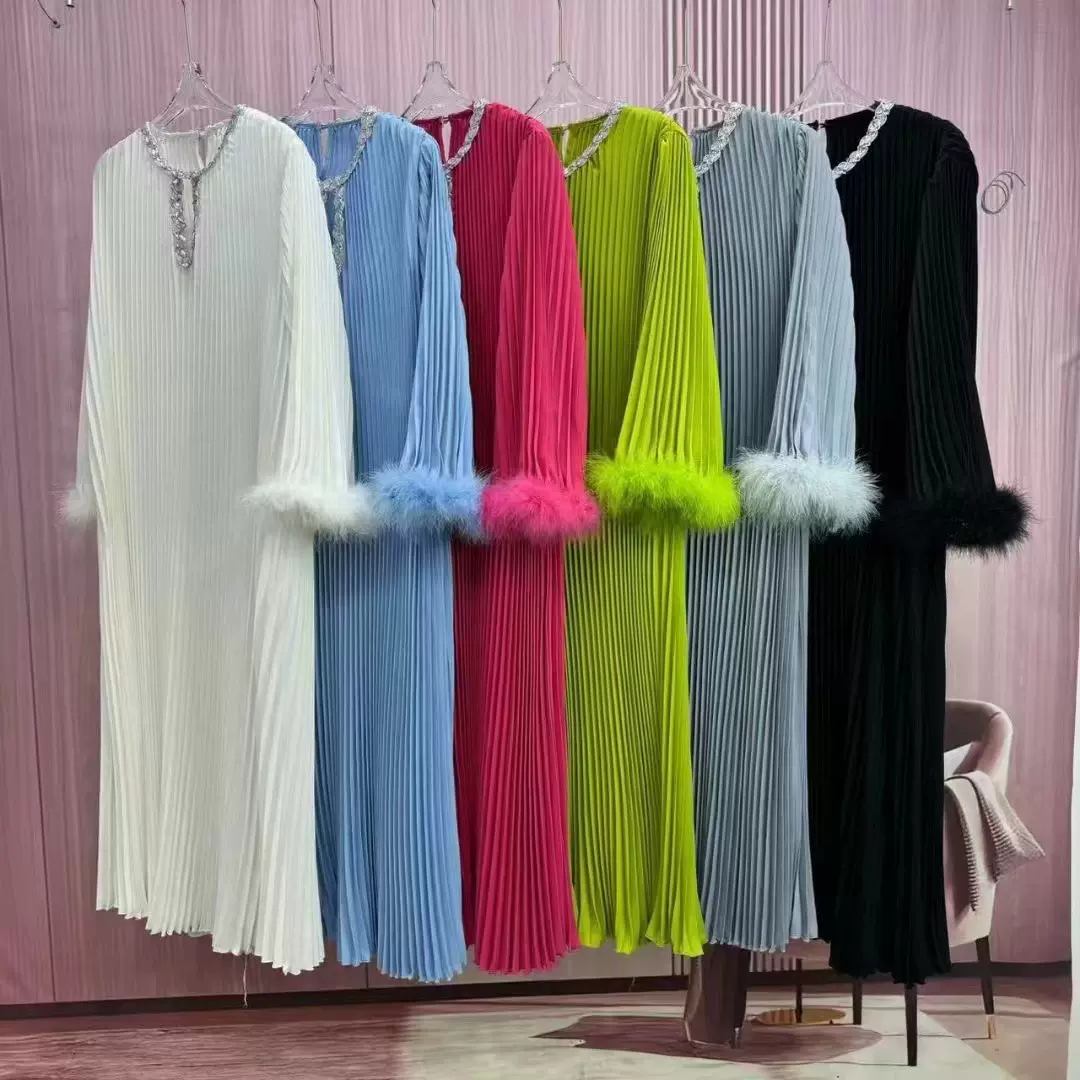 Miyake褶皱2024秋季爆款鸵鸟毛手工钉制领口烫金大码连衣裙加微优