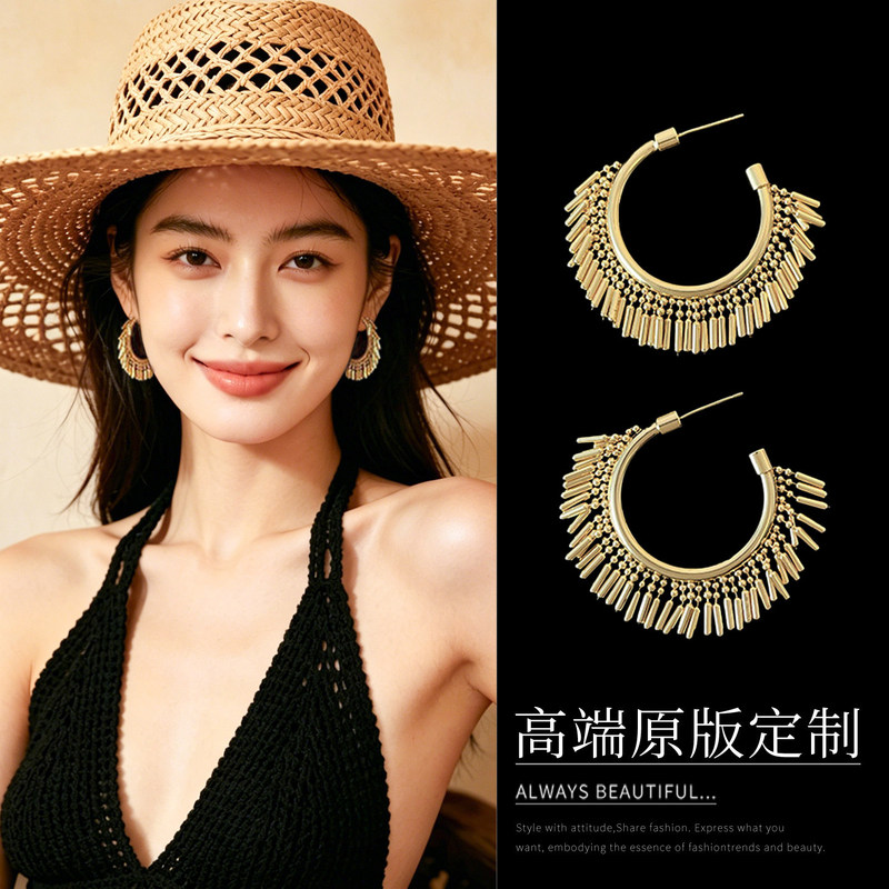 Bohemian-style C-shaped metal tassel earrings, vintage and unique, with a distinctive and versatile design, perfect for women Bohemian-style C-shaped metal tassel earrings, vintage and unique, with a distinctive and versatile design, perfect for women