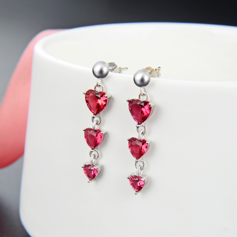 Japonés y coreano romántico Qixi rojo corazón pendientes de las mujeres para los amantes S925 plata esterlina con incrustaciones de cristal en forma de corazón pendientes