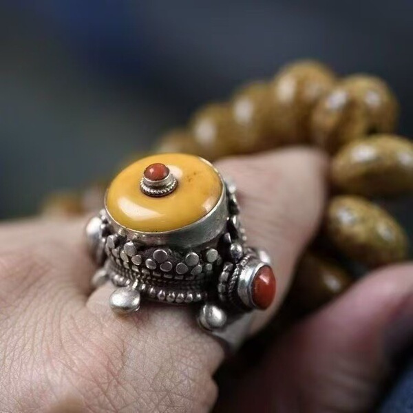 Retro ethnic classic design sophisticated fashionable ring
