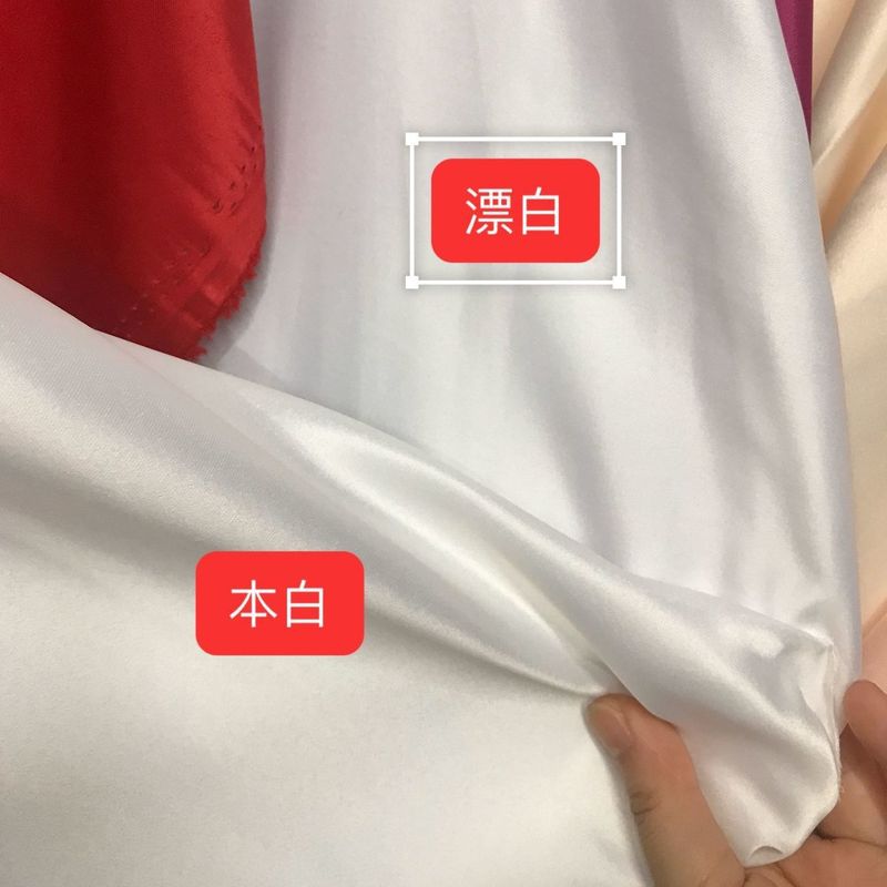 厚手のつや消しサテン生地の高級服のウェディングドレス|undefined
